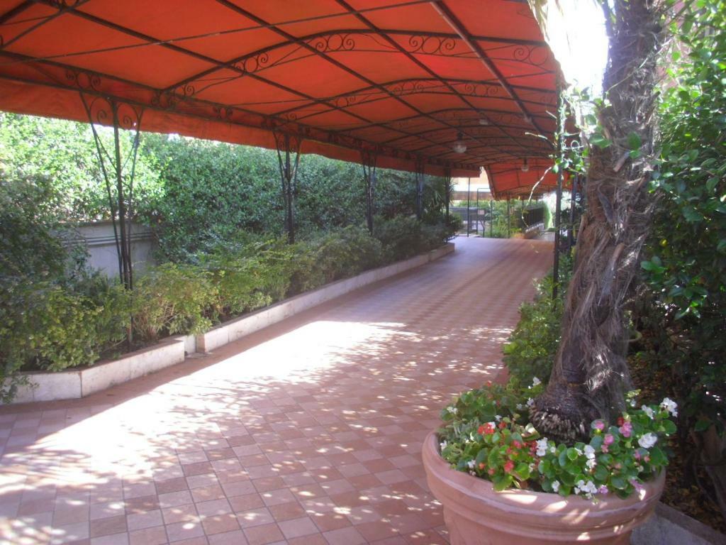 Lovely Little Apartment In Via Aurelia Rom Exteriör bild